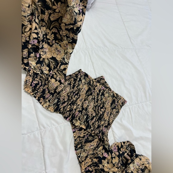 Free people shoulder off floral East To West Smocked Top size XS - Picture 9 of 9